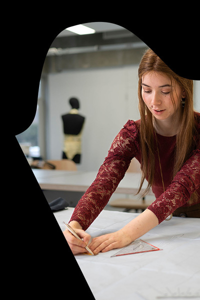 Student Fashion werkt aan modeontwerp
