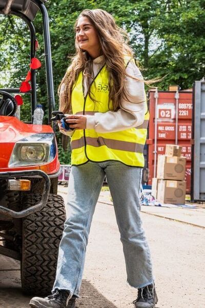 Studenten event hand rijden rond in karretje op festivalterrein