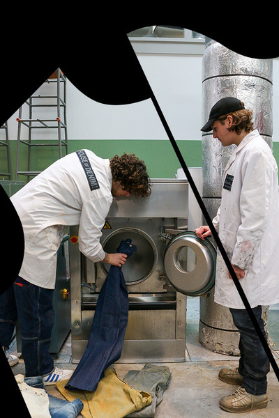Studenten Jean School doen spijkerbroek in centrifuge