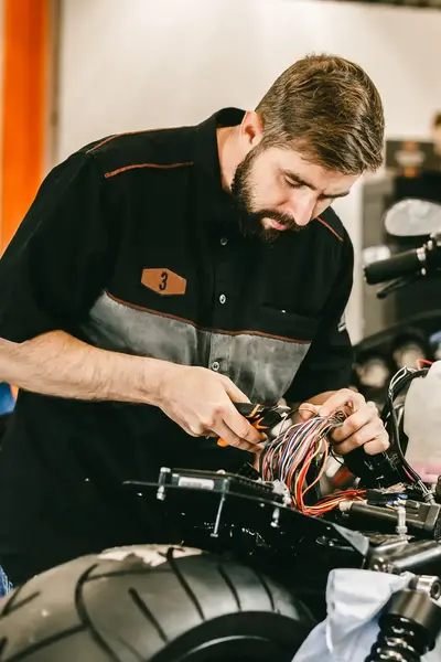 Monteur repareert een motorfiets