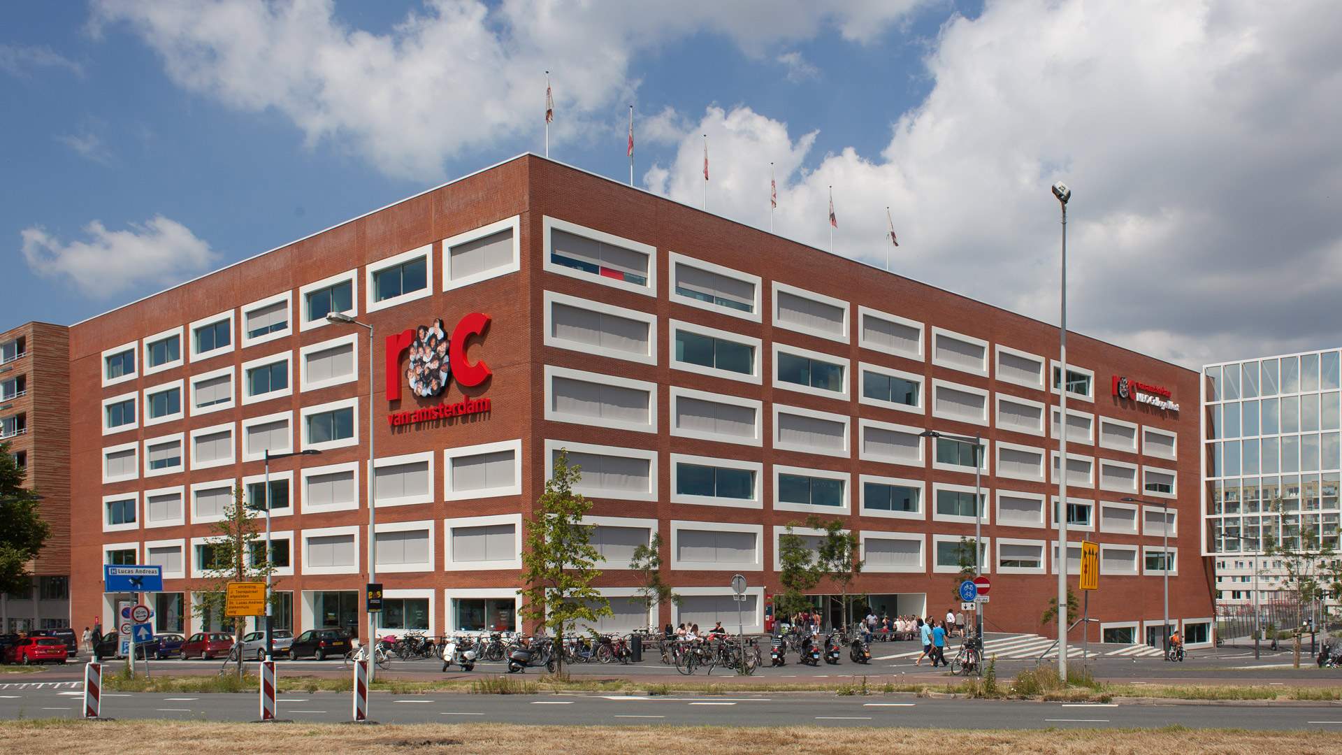 Studenten aan het werk in de moderne praktijkruimte van ROC van Amsterdam