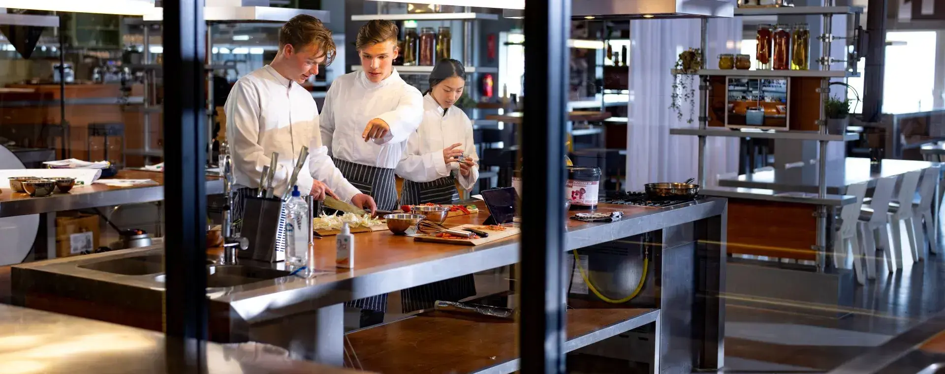 Studenten Horeca aan het werk in de keuken