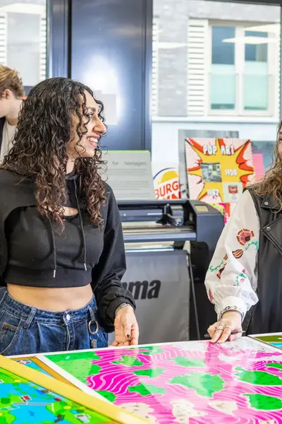 Twee studentes aan het werk op een printafdeling.
