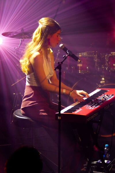 Student Muziek speelt keyboard op podium