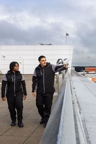 Studenten Veiligheid in uniform in gesprek
