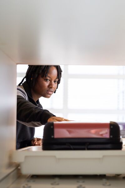 Student Luchthavenbeveiliger haalt koffer van rolband