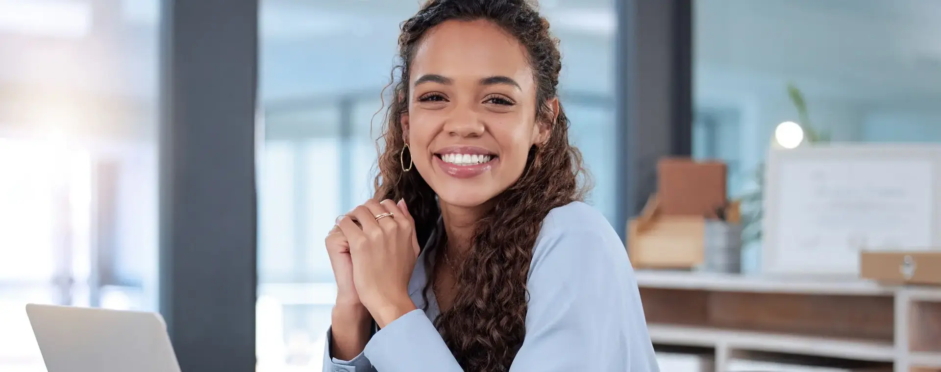 Student achter computer