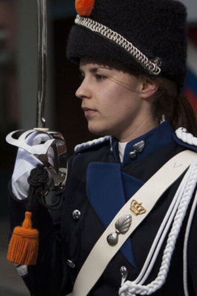 Lid van Koninklijke Marechaussee met sabel