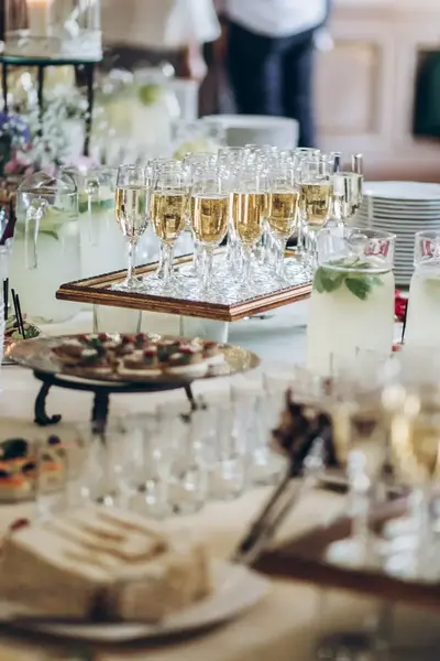 Chique tafel vol met hapjes en champagne.