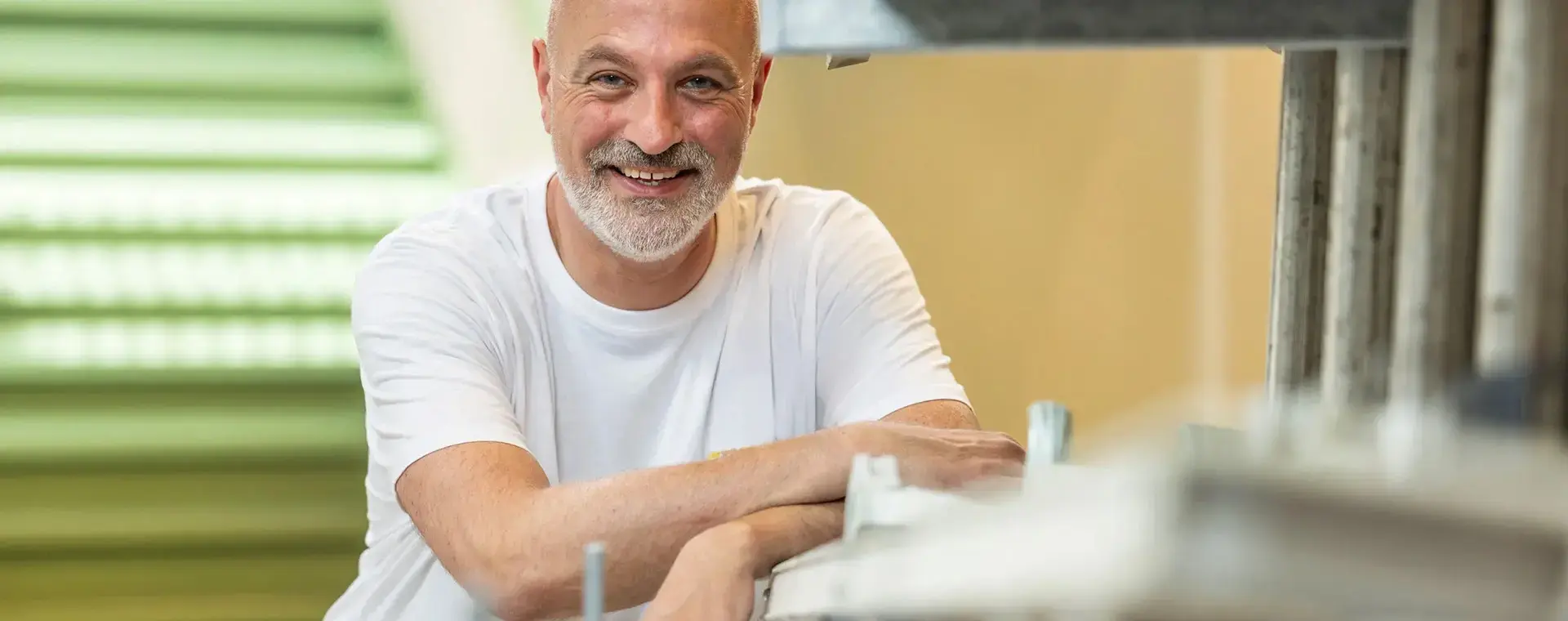 Docent van de bouwacademie poseert lachend voor de camera