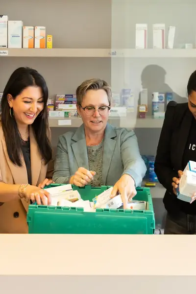 Apothekers controleren medicijnen in een doos.