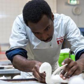 Patissier aan het werk Patissier aan het werk