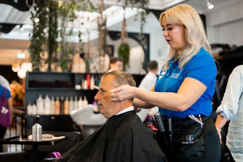 Student Mia verzorgt haarstyling van politici tijdens Prinsjesdag