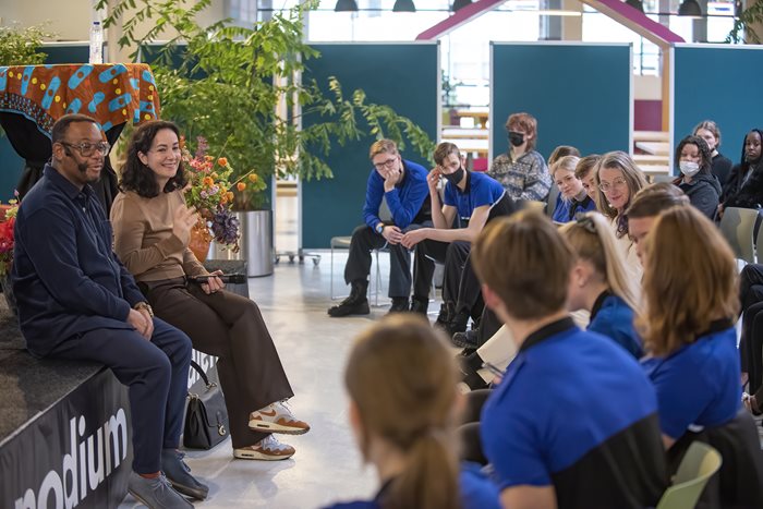 Burgemeester Halsema brengt bezoek aan MBO College Zuidoost