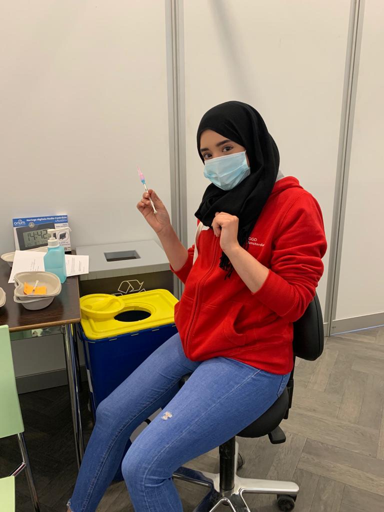 Studenten MBO College West helpen bij vaccineren