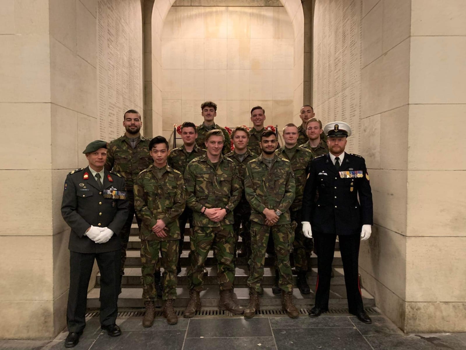Studenten Veiligheidscollege leggen krans voor slachtoffers Slag om Passchendaele