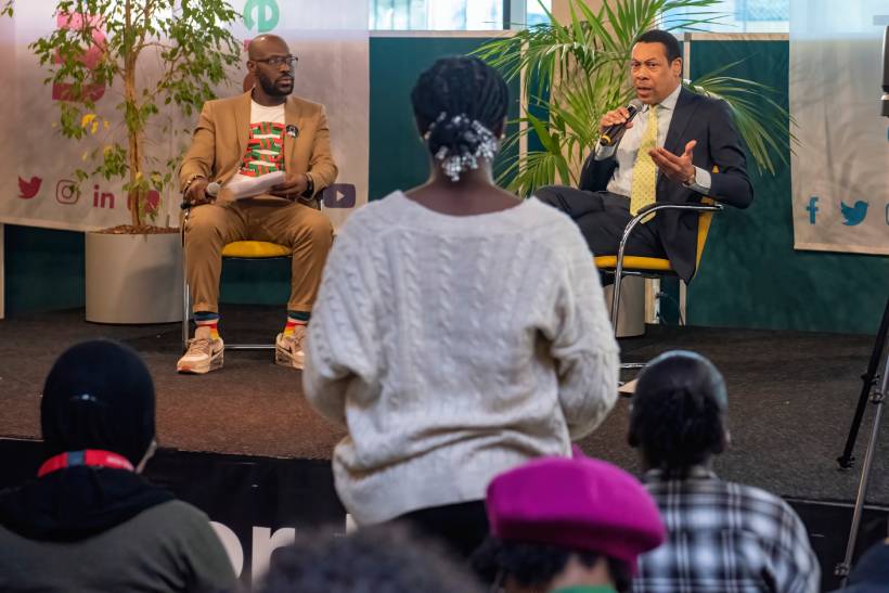 Minister Weerwind en studenten MBO College Zuidoost met elkaar in gesprek over vrijheid