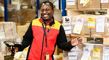 Luchtvrachtmedewerker Warehouse DHL on the Job