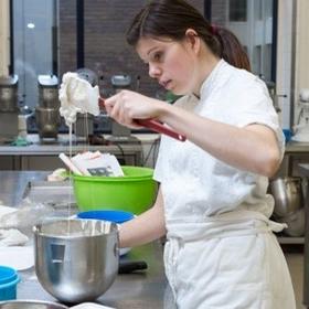 Uitvoerend bakker aan het werk Uitvoerend bakker aan het werk